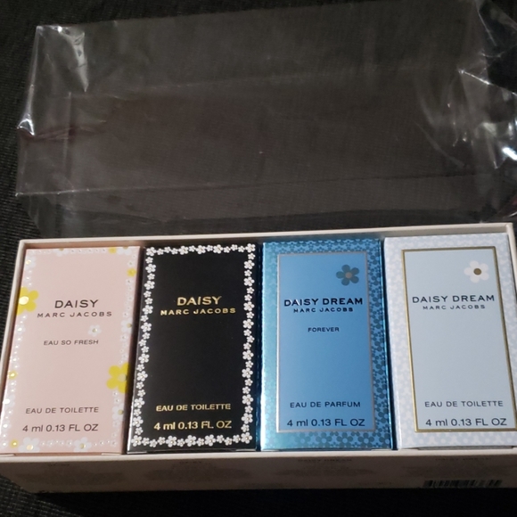 Other - NOT AVAILABLE***Marc Jacob's miniature fragrance set